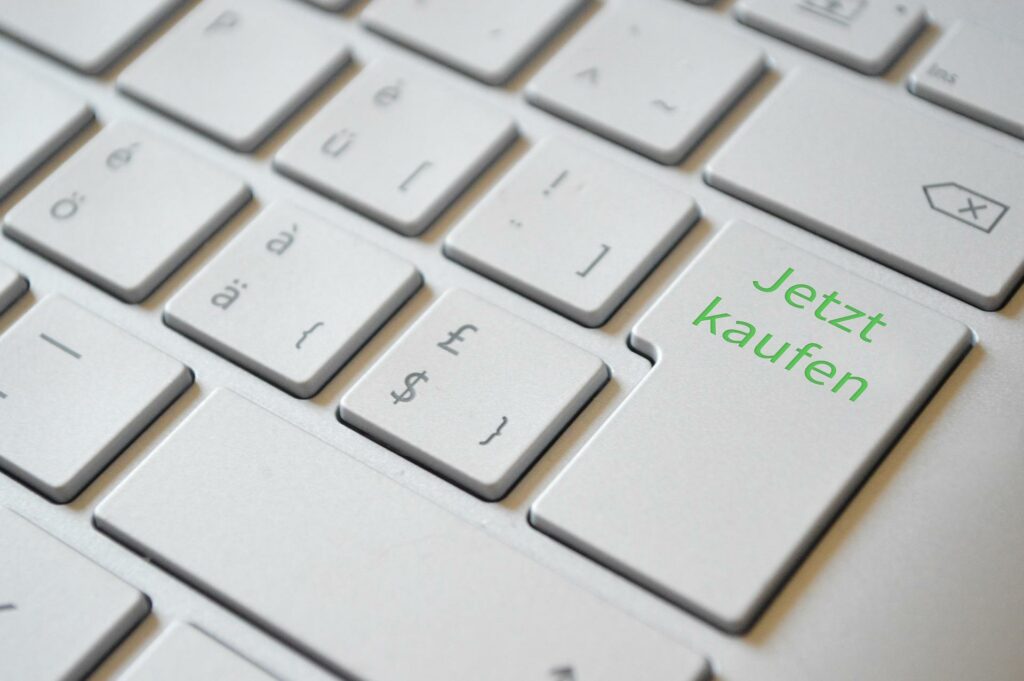 Tastatur mit Taschenaufschrift "Jetzt kaufen"