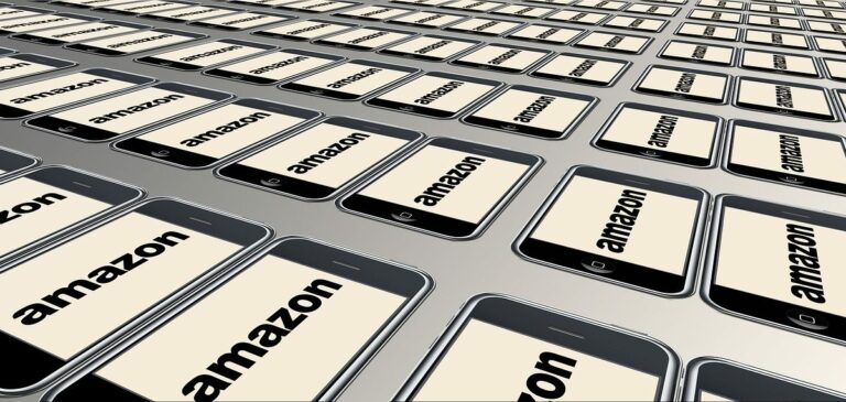 Viele Handys mit der Aufschrift "Amazon"