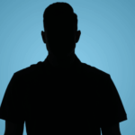 Schattierter Mann auf türkisfarbenem Hintergrund