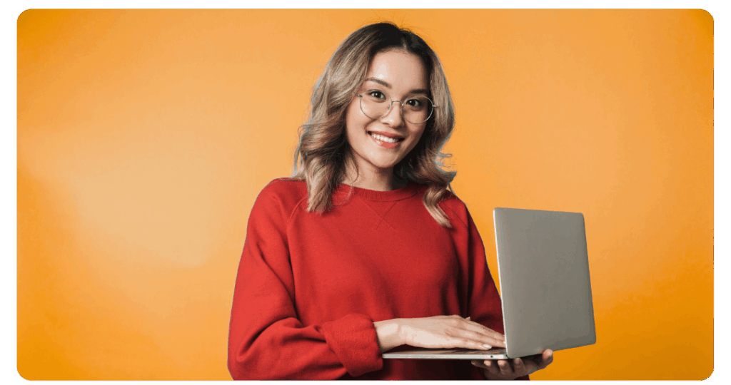 Frau in rotem Pulli mit Laptop in der Hand