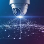 Moderne Überwachungskamera überwacht ein digitales Netzwerk mit Symbolen für Sicherheit, Datenschutz und Datenübertragung.