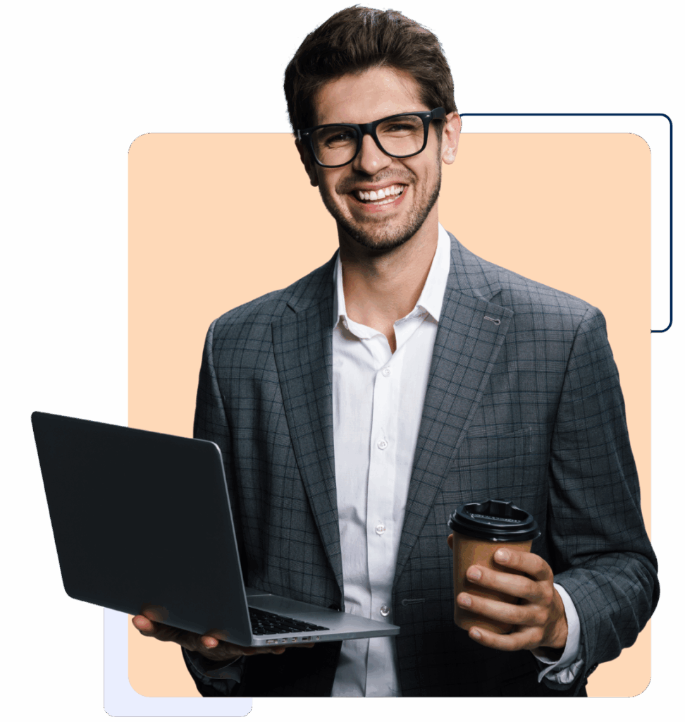 Ein lächelnder, junger Mann im Business-Outfit hält einen Kaffeebecher und ein offenes Notebook in den Händen.
