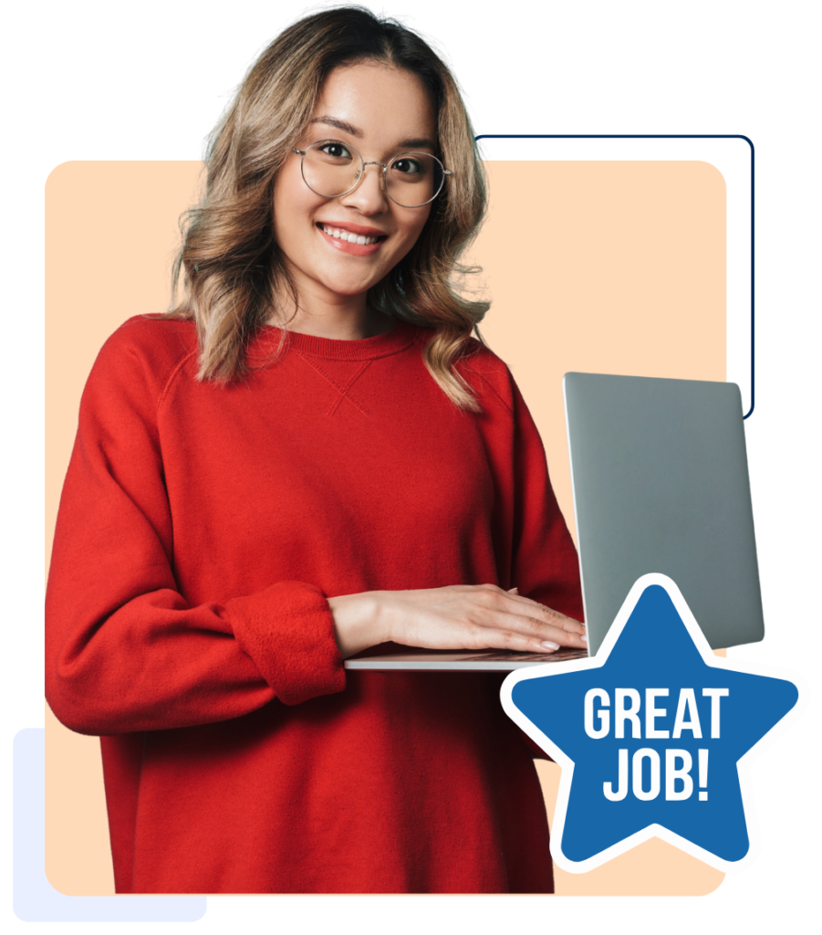 Lächelnde Frau mit Laptop ind der Hand und einem Stern „GREAT JOB!“ bei Website-Check.