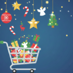 Einkaufswagen gefüllt mit Weihnachtsdekoration wie Christbaumkugeln, Sternen, Zuckerstangen und Geschenken, vor einem dunkelblauen Hintergrund mit funkelnden Lichtern.