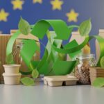 Moderne 3D-Illustration von verschiedenen umweltfreundlichen Verpackungen wie Kartonagen, Glasbehältern und biologisch abbaubaren Schalen vor einem dezenten EU-Hintergrund mit grünem Recyclingsymbol.