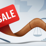 Eine grafische Illustration eines roten Verkaufsschilds, das in einen hölzernen Bumerang übergeht, umgeben von einer Justizwaage und einem Richterhammer auf hellem Hintergrund.